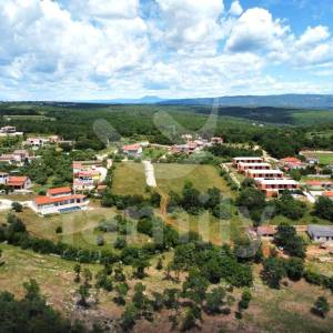 SAVRŠENA PARCELA ZA KUĆU IZ SNOVA - PERUŠKI, ISTRA