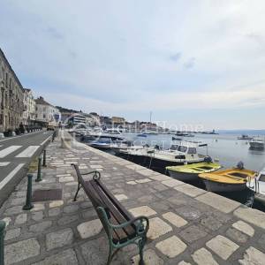Senj/trosoban stan u samom centru grada/PRVI RED DO MORA! PRILIKA!