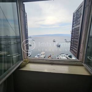 Senj/trosoban stan u samom centru grada/PRVI RED DO MORA! PRILIKA!