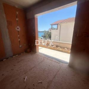 ŠIBENIK, TISNO – Stan 2. red uz more s pogledom na more i velikom terasom i vrtom 