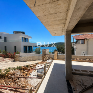 ŠIBENIK, TISNO – Stan 2. red uz more s pogledom na more i velikom terasom i vrtom 