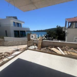 ŠIBENIK, TISNO – Stan 2. red uz more s pogledom na more i velikom terasom i vrtom 