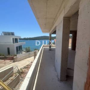 ŠIBENIK, TISNO – Stan s prekrasnim pogledom na more, 2. red uz more, top oprema