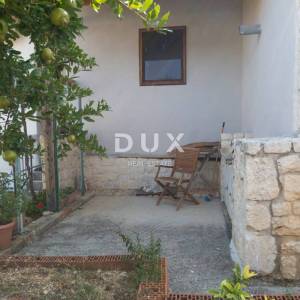 ŠIBENIK, ZATON - Dvosoban stan s dvorištem