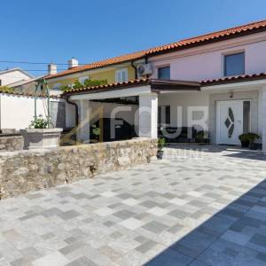 Šmrika, kuća u nizu, 164m2, SAMO KOD NAS!