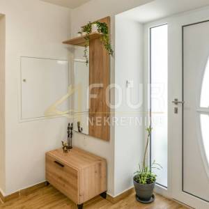 Šmrika, kuća u nizu, 164m2, SAMO KOD NAS!