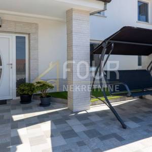 Šmrika, kuća u nizu, 164m2, SAMO KOD NAS!