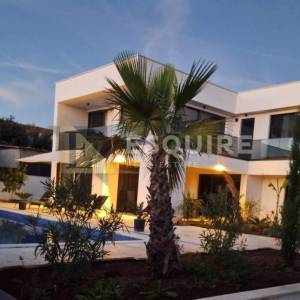 ŠOLTA Urbana luksuzna villa uz more - 237m2