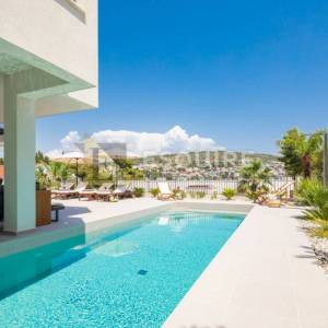SPLIT Luksuzna vila 2. red uz pješćanu plažu