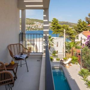 SPLIT Luksuzna vila 2. red uz pješćanu plažu