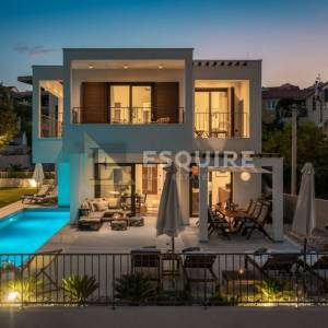 SPLIT Luksuzna vila 2. red uz pješćanu plažu