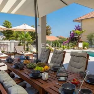 SPLIT Luksuzna vila 2. red uz pješćanu plažu