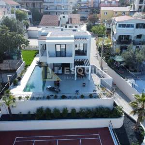 SPLIT Luksuzna vila 2. red uz pješćanu plažu