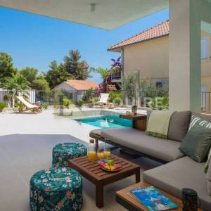 SPLIT Luksuzna vila 2. red uz pješćanu plažu