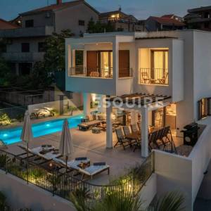SPLIT Luksuzna vila 2. red uz pješćanu plažu