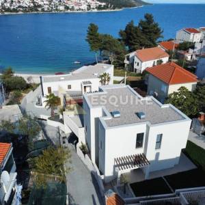 SPLIT Luksuzna vila 2. red uz pješćanu plažu