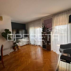 Split, Sukoišan, Orine zgrade, komforan dvosoban s 2 WC-a, garažno mjesto