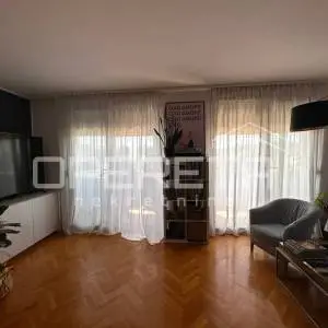 Split, Sukoišan, Orine zgrade, komforan dvosoban s 2 WC-a, garažno mjesto