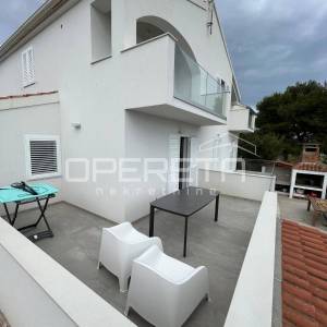 STAN S POGLEDOM NA MORE U RUKAVCU – OTOK VIS, NEPOSREDNO IZNAD PLAŽE SREBRNA