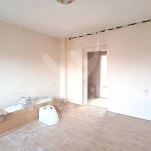 STAN ZA RENOVACIJU NA VEOMA MIRNOJ LOKACIJI