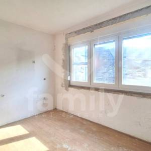 STAN ZA RENOVACIJU NA VEOMA MIRNOJ LOKACIJI