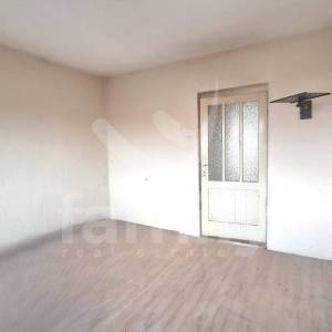 STAN ZA RENOVACIJU NA VEOMA MIRNOJ LOKACIJI
