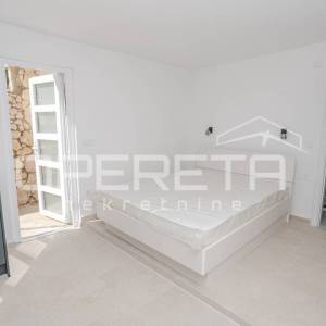 Stara Novalja  - 6 etažiranih apartmana prvi red do mora