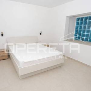 Stara Novalja  - 6 etažiranih apartmana prvi red do mora