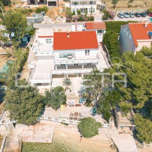 Stara Novalja  - 6 etažiranih apartmana prvi red do mora