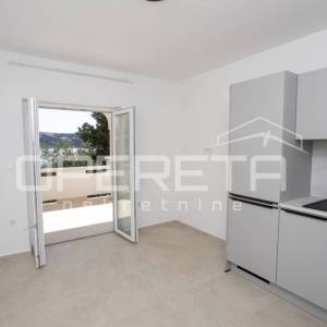 Stara Novalja  - 6 etažiranih apartmana prvi red do mora