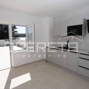 Stara Novalja  - 6 etažiranih apartmana prvi red do mora