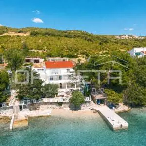 Stara Novalja  - 6 etažiranih apartmana prvi red do mora