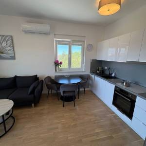 Stara Novalja: trosobni apartman+2 PM! 30m do mora