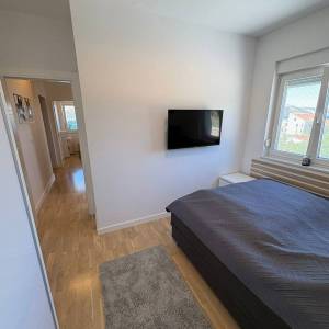 Stara Novalja: trosobni apartman+2 PM! 30m do mora