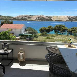 Stara Novalja: trosobni apartman+2 PM! 30m do mora