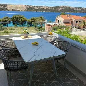 Stara Novalja: trosobni apartman+2 PM! 30m do mora
