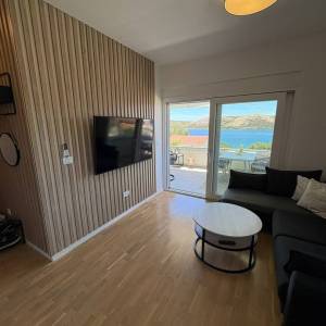 Stara Novalja: trosobni apartman+2 PM! 30m do mora