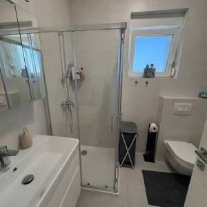 Stara Novalja: trosobni apartman+2 PM! 30m do mora