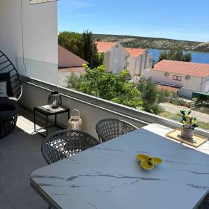 Stara Novalja: trosobni apartman+2 PM! 30m do mora