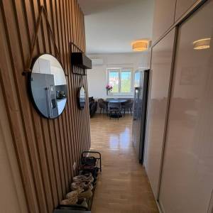 Stara Novalja: trosobni apartman+2 PM! 30m do mora