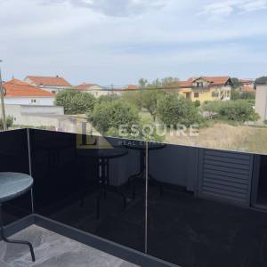 SUKOŠAN . dvosoban namješten uređen apartman na 1. katu!!!