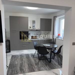 SUKOŠAN . dvosoban namješten uređen apartman na 1. katu!!!