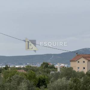 SUKOŠAN . dvosoban namješten uređen apartman na 1. katu!!!