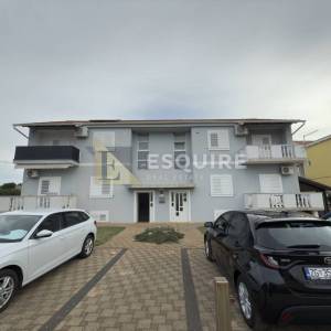 SUKOŠAN . dvosoban namješten uređen apartman na 1. katu!!!