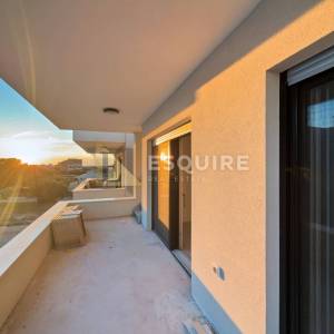 SUKOŠAN - Dvosoban penthouse S6, izlaz iz stana na krovnu terasu - 92m2!