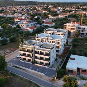 SUKOŠAN - Dvosoban penthouse S6, izlaz iz stana na krovnu terasu - 92m2!