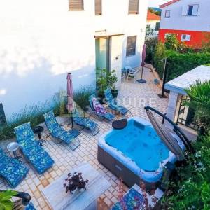SUKOŠAN - Kuća sa tri stana ukupne stambene površine - 345m2