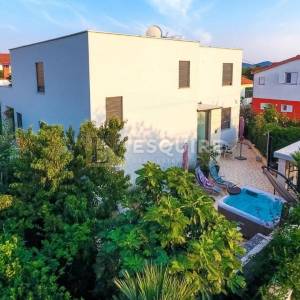 SUKOŠAN - Kuća sa tri stana ukupne stambene površine - 345m2