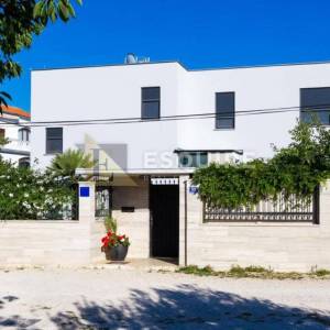 SUKOŠAN - Kuća sa tri stana ukupne stambene površine - 345m2