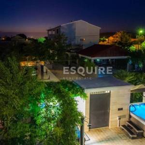 SUKOŠAN - Kuća sa tri stana ukupne stambene površine - 345m2